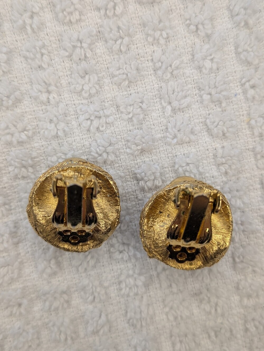 Vintage Faux Pearl Textured Gold Tone Clip On Earrings - Picture 8 of 9